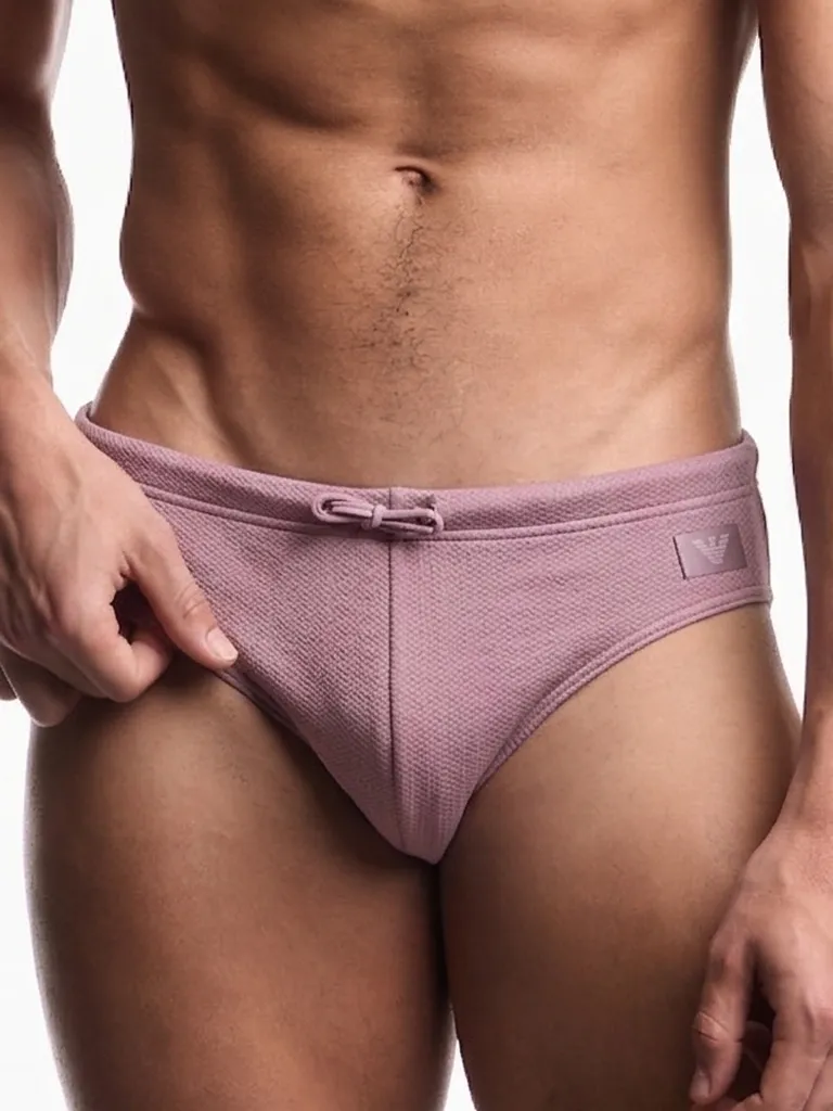 Slip de baño Emporio Armani Espiga Old Rose vista frontal sobre modelo