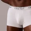 Detalle bóxer Calvin Klein Microfibra Stretch blanco, cinturilla logo, primer plano.