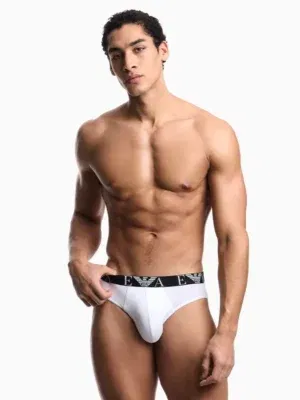 Slip hombre blanco Emporio Armani Bold Monogram, cinturilla logo negra, vista frontal.