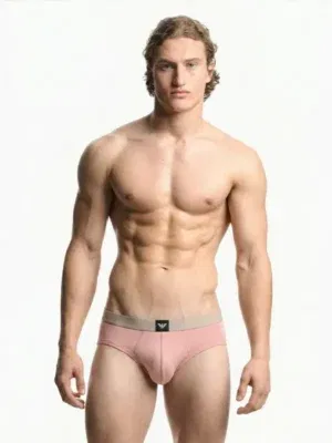 Slip hombre rosa empolvado Emporio Armani, cinturilla taupe con etiqueta águila centrada, vista frontal.