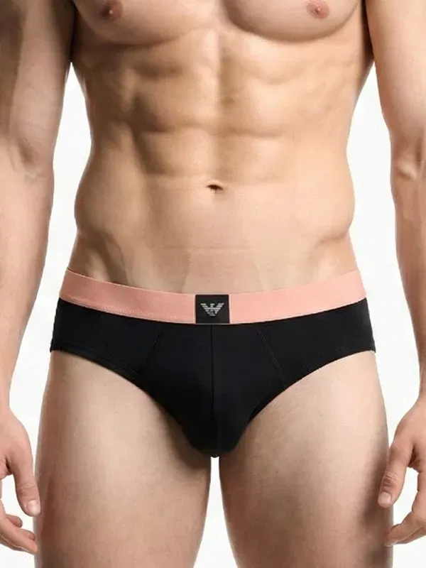 Slip hombre negro Emporio Armani, cinturilla coral con etiqueta águila centrada, vista frontal.