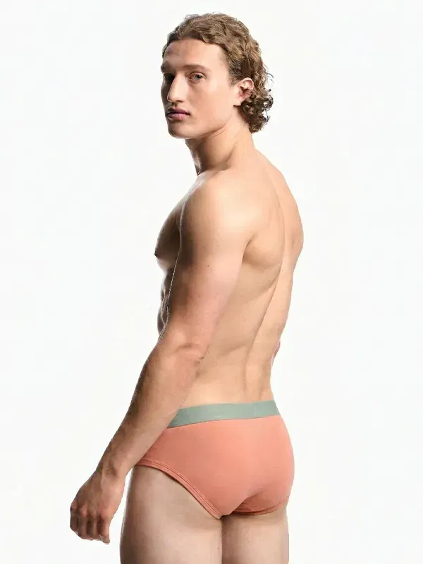 Slip hombre negro Emporio Armani, cinturilla coral, vista trasera.