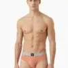 Slip hombre negro Emporio Armani, cinturilla coral con etiqueta águila centrada, vista frontal.