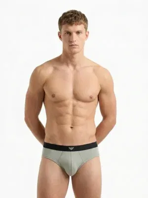 Slip hombre gris claro Emporio Armani, cinturilla negra con etiqueta águila centrada, vista producto.