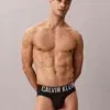 Slip Calvin Klein Intense Power Cotton negro, vista completa frontal, logo cinturilla.