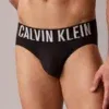 Detalle cinturilla Intense Power Calvin Klein, logo grande en blanco, primer plano.