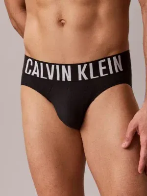 Detalle cinturilla Intense Power Calvin Klein, logo grande en blanco, primer plano.