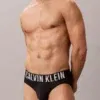 Slip Calvin Klein Intense Power Cotton negro, cinturilla logo blanco, vista frontal.