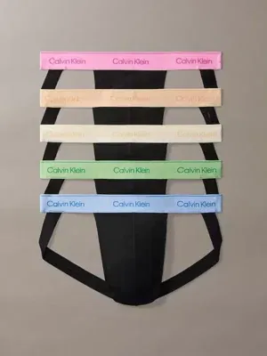 Detalle suspensorio negro Calvin Klein, cinturilla rosa con logo, primer plano frontal. LV00NB45484X4