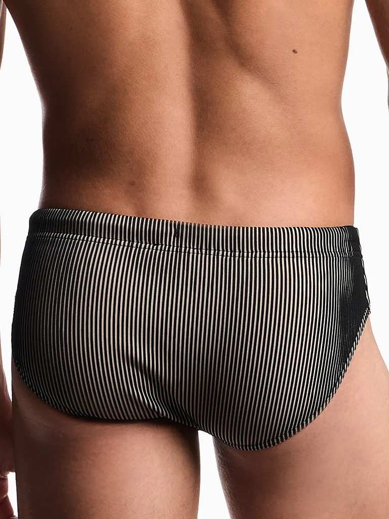 Slip de baño Emporio Armani Stripe Nut vista trasera sobre modelo
