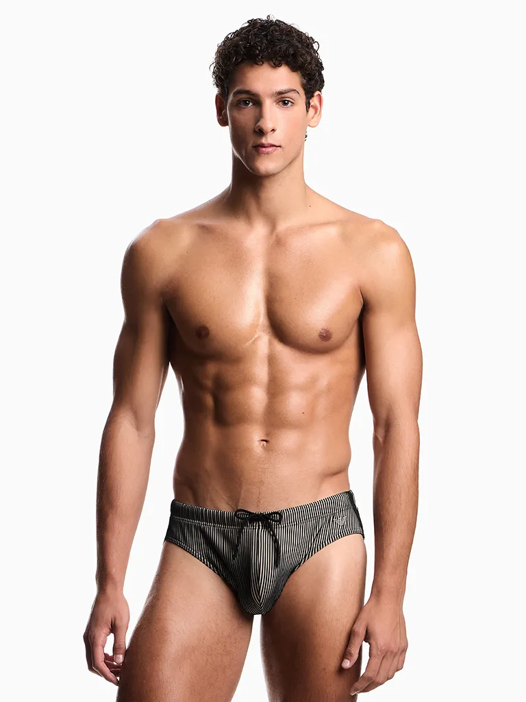 Slip de baño Emporio Armani Stripe Nut vista frontal sobre modelo