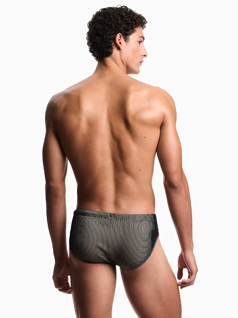Slip de baño Emporio Armani Stripe Nut vista trasera sobre modelo