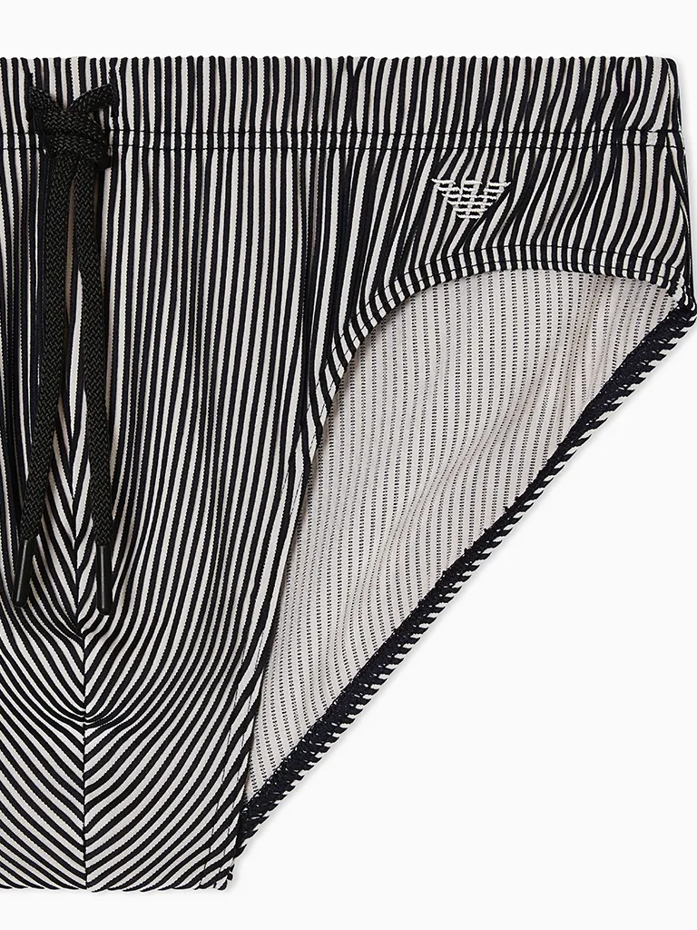 Detalle del slip de baño Emporio Armani Stripe Nut con rayas verticales y cordón negro