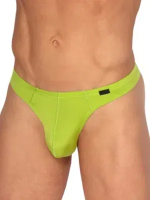 Vista frontal del ministring Olaf Benz RED2561 lime con perfil reducido y color verde lima.