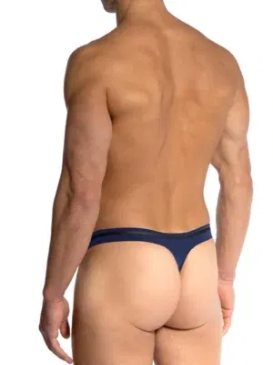 Vista trasera del ministring Olaf Benz RED2506 azul oscuro night con perfil reducido y línea limpia.