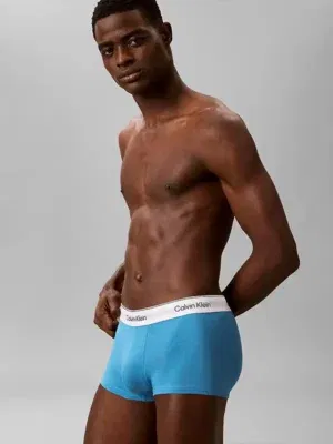 Vista lateral del bóxer corto Calvin Klein Icon Cotton Stretch azul cian, mostrando el largo de la pernera corta