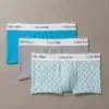 Pack de 3 calzoncillos bóxer cortos (trunks) Calvin Klein Icon Cotton Stretch en colores azul cian, gris neblina y blanco con estampado geométrico.