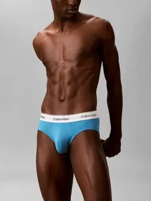 Hombre posando con slip Calvin Klein Icon Cotton Stretch azul cian mostrando el ajuste limpio en la pierna.