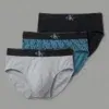 Pack de 3 slips Calvin Klein Low Rise Graphic Monogram con cinturilla ancha en color negro, estampado gris y estampado azul verdoso.