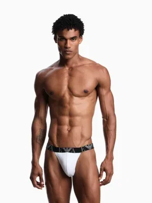 Suspensorio Emporio Armani Bold Monogram blanco vista frontal sobre modelo