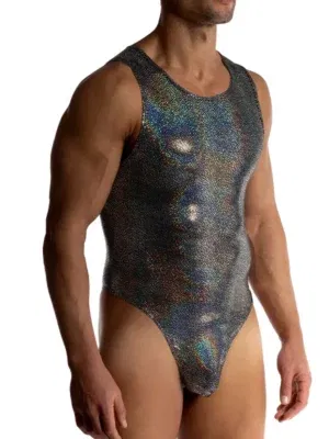 Vista frontal del String Body Manstore M2511 negro plata con efecto metalizado y línea ajustada.