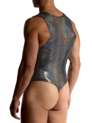 Vista trasera del String Body Manstore M2511 negro plata con perfil limpio y acabado visual marcado.