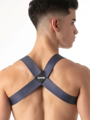 Vista trasera del Arnés Leader Essentials Azul Marino con espalda en X y parche romboidal con logo