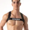 Vista frontal del Arnés Leader Essentials Negro con banda elástica y logo LEADER
