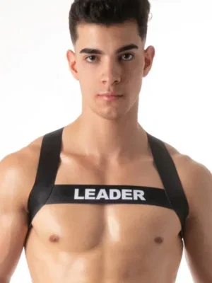 Vista frontal del Arnés Leader Essentials Negro con banda elástica y logo LEADER