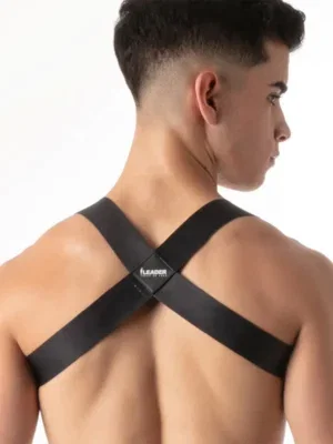 Vista trasera del Arnés Leader Essentials Negro con espalda en X y parche romboidal con logo
