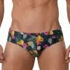 Vista frontal de bañador slip con estampado de piñas e hibiscos sobre fondo oscuro — BLU2553 Beachbrief Olaf Benz