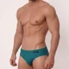 Vista lateral frontal de bañador slip Olaf Benz BLU2554 Emerald con dibujo tono sobre tono