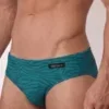 Detalle frontal de bañador slip BLU2554 Emerald con logo Olaf Benz y estampado ondulante verde
