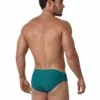 Vista trasera de bañador slip verde esmeralda con dibujo ondulante tono sobre tono — BLU2554 Olaf Benz