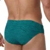 Vista trasera de bañador slip verde esmeralda con dibujo ondulante tono sobre tono — BLU2554 Olaf Benz