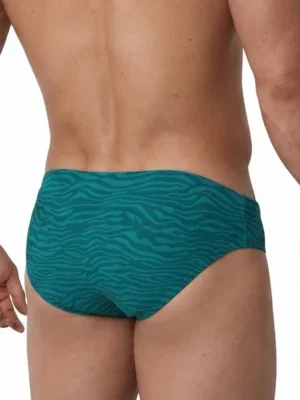 Vista trasera de bañador slip verde esmeralda con dibujo ondulante tono sobre tono — BLU2554 Olaf Benz