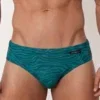 Vista frontal de bañador slip verde esmeralda con estampado ondulante tono sobre tono — BLU2554 Beachbrief Olaf Benz