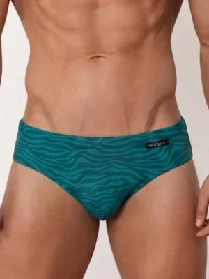 Vista frontal de bañador slip verde esmeralda con estampado ondulante tono sobre tono — BLU2554 Beachbrief Olaf Benz