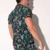 Detalle de estampado de cactus turquesa y flores rosas camisa Code 22
