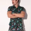 Modelo de frente con camisa Iconic Slim Fit Cactus negra Code 22
