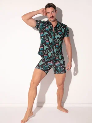 Modelo de frente con camisa Iconic Slim Fit Cactus negra Code 22