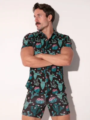 Modelo de frente con camisa Iconic Slim Fit Cactus negra Code 22