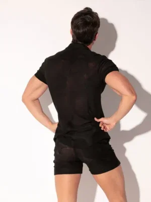 Vista trasera de camisa Eclipse Embroidered negra Code 22 sobre modelo