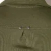 Detalle trasero de canesú con dos remaches metálicos y pliegue central, Camisa Code 22 Silken Khaki, Code 22