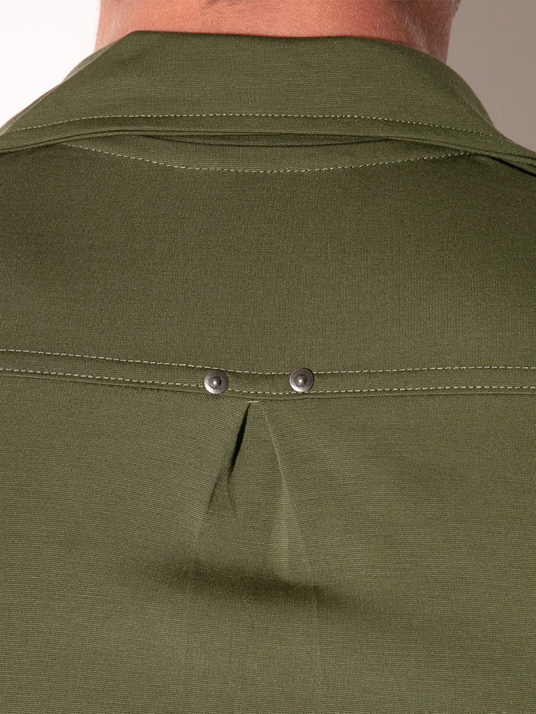 Detalle trasero de canesú con dos remaches metálicos y pliegue central, Camisa Code 22 Silken Khaki, Code 22