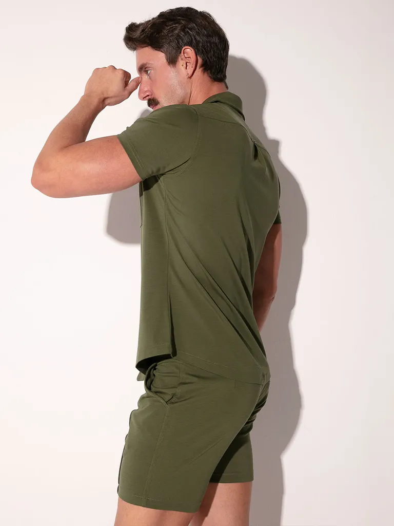 Vista lateral izquierda con manga corta y tejido Silken khaki liso, Camisa Code 22 Silken Khaki, Code 22
