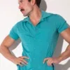 ista frontal en detalle con cuello camp abierto y doble bolsillo de pecho, Camisa Code 22 Silken Teal, Code 22