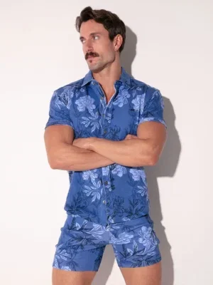 Modelo de frente con camisa Iconic Slim Fit Floral Azul Code 22