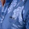 Detalle de estampado floral monocromático azul camisa Code 22