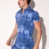 Lateral de modelo con camisa Iconic Slim Fit Floral Azul Code 22